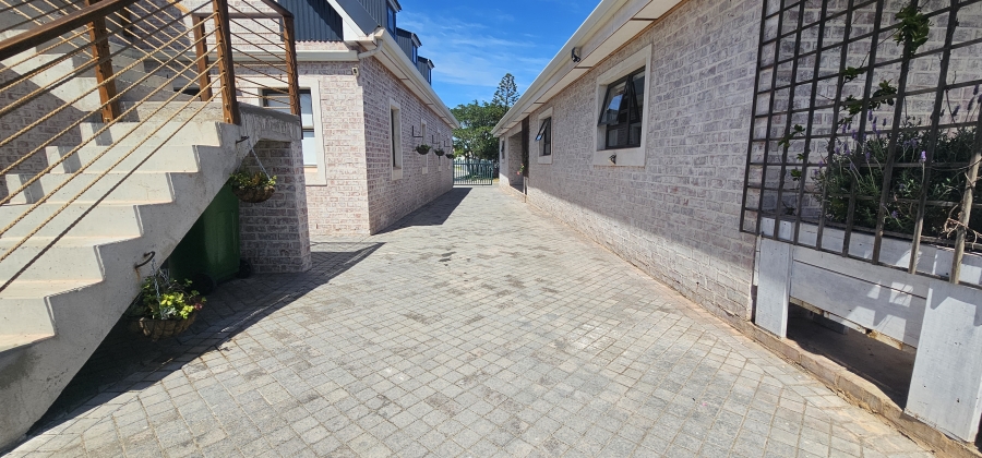5 Bedroom Property for Sale in Middedorp Western Cape